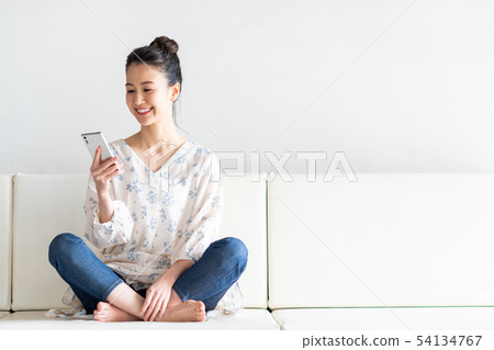 一位年輕女士(智能手機) 一位年輕女士(智能手機) 54134767