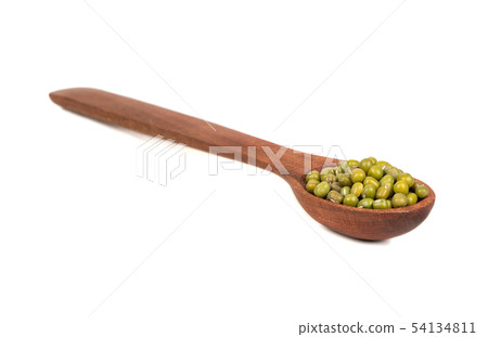 Mung beans in spoon 54134811