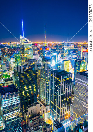 從岩石頂部看到的市中心的夜景（洛克菲勒中心天文台） 54135078