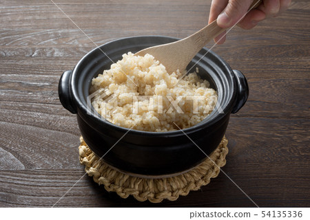 Cook brown rice in a clay pot Cook brown rice in a clay pot 54135336