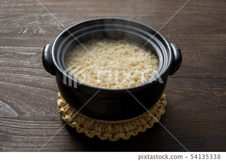 Cook brown rice in a clay pot Cook brown rice in a clay pot 54135338