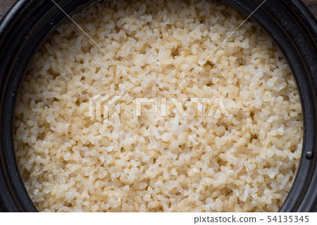 Cook brown rice in a clay pot Cook brown rice in a clay pot 54135345
