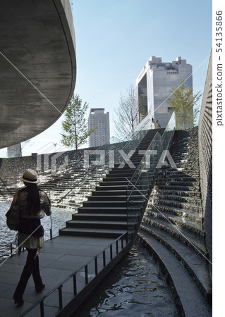Urban scenery with a woman who looks good with the city's grandmother and straw hat Urban scenery with a woman who looks good with the city's grandmother and straw hat 54135866