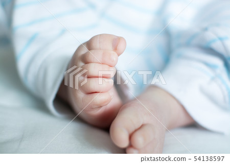 嬰兒的頭髮和被子上的腳趾 嬰兒的頭髮和被子上的腳趾 54138597