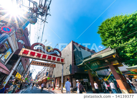 在日本的東京都市風景我看著Sugamo Jizodori購物區和高井德拉(Togenuki Jizoryo)在陽光下反映 在日本的東京都市風景我看著Sugamo Jizodori購物區和高井德拉(Togenuki Jizoryo)在陽光下反映 54139377