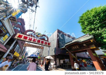 在日本的東京都市風景我看著Sugamo Jizodori購物區和高井德拉（Togenuki Jizoryo）在陽光下反映 54139379