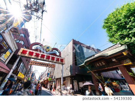 在日本的東京都市風景我看著Sugamo Jizodori購物區和高井德拉（Togenuki Jizoryo）在陽光下反映 54139380