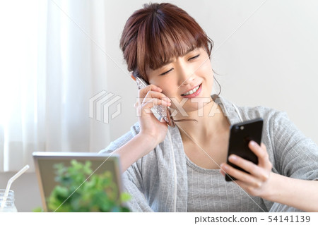 智能手機移動女人 智能手機移動女人 54141139