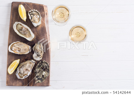 Fresh Oysters with lemon and white wine Fresh Oysters with lemon and white wine 54142644