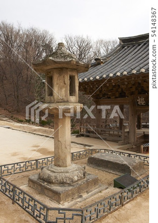 Boseoksa Bokseokjeon front stone lantern (National Treasure No. 17), Buseoksa, Yeongju, Gyeongbuk Boseoksa Bokseokjeon front stone lantern (National Treasure No. 17), Buseoksa, Yeongju, Gyeongbuk 54148367