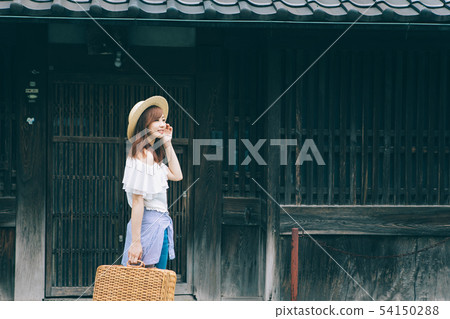 旅行老鎮的婦女 旅行老鎮的婦女 54150288