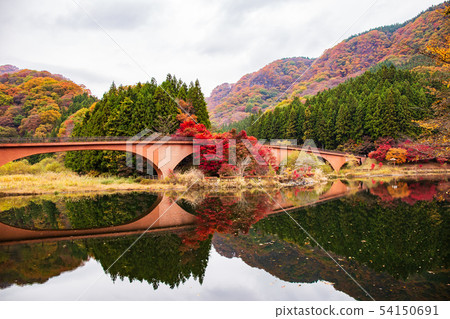 Usui Pass in Autumn, Usui Lake in Autumn Leaves Usui Pass in Autumn, Usui Lake in Autumn Leaves 54150691