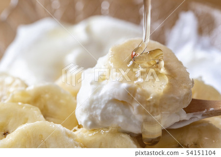 蜂蜜滴酸奶和香蕉 54151104