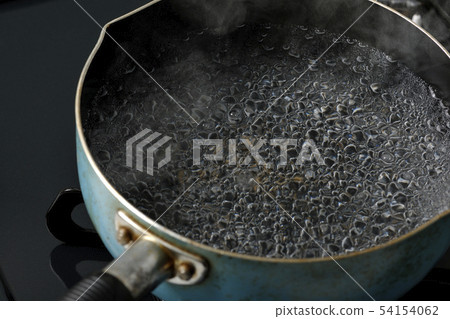 Boil the water (steaming) Boil the water (steaming) 54154062