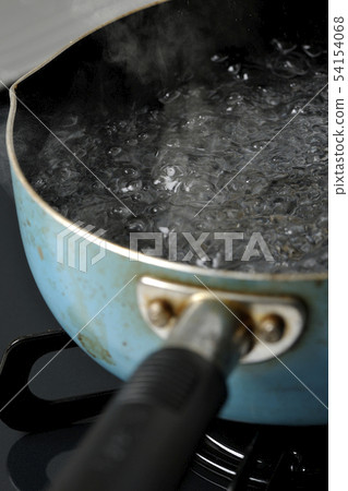 Boil the water (steaming) Boil the water (steaming) 54154068