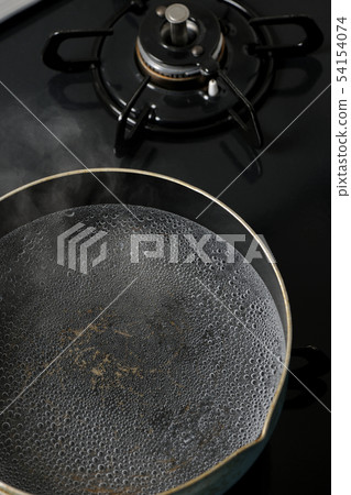 Boil the water (steaming) Boil the water (steaming) 54154074