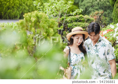 夫妻旅行步行 54156881