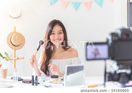 Beautiful asian woman blogger is showing how to ma 54160868