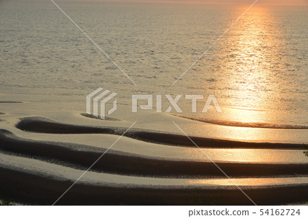 Sunset view of the Oshikiki coast, sand tidal flat (Uto Peninsula North Shore / Shimodami Town, Uto City, Kumamoto Prefecture) 54162724