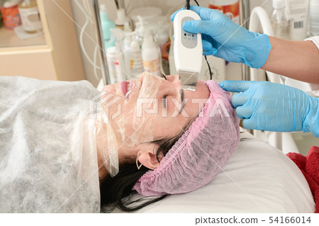 Young woman in beauty salon doing ultrasound Young woman in beauty salon doing ultrasound 54166014
