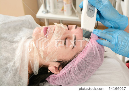 Young woman in beauty salon doing ultrasound Young woman in beauty salon doing ultrasound 54166017