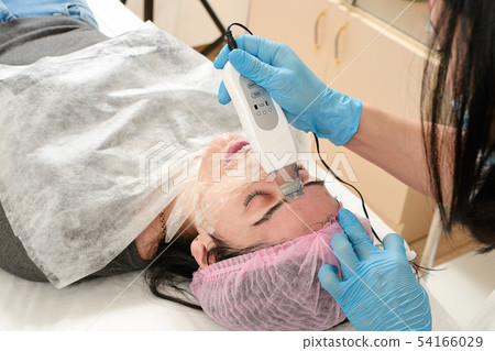 Young woman in beauty salon doing ultrasound 54166029