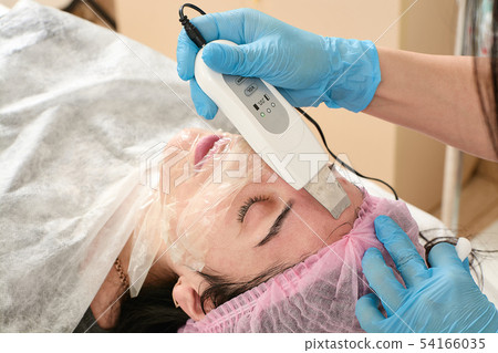 Young woman in beauty salon doing ultrasound 54166035
