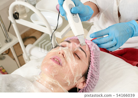 Young woman in beauty salon doing ultrasound Young woman in beauty salon doing ultrasound 54166039