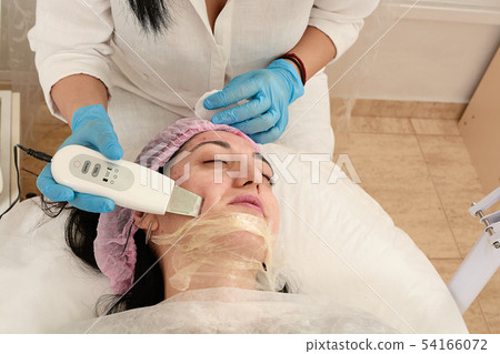 Young woman in beauty salon doing ultrasound 54166072