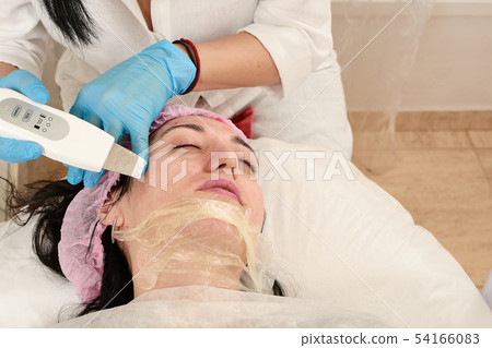 Young woman in beauty salon doing ultrasound Young woman in beauty salon doing ultrasound 54166083