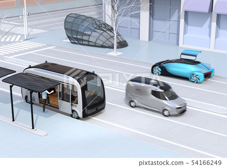 男子乘坐巴士在巴士站。乘坐共享EV停在道路的另一側 54166249