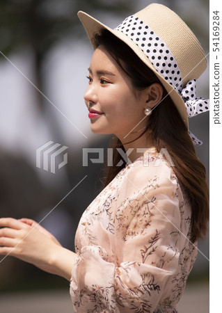 A woman in a hat with a hat 54169284