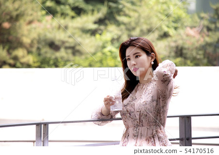 從水瓶的婦女飲用水 54170516