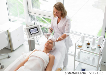 Professional female cosmetologist doing a lifting procedure 54173115