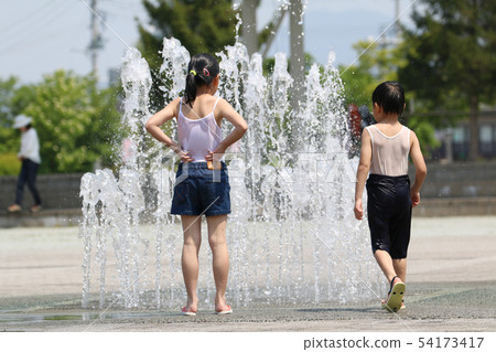公園噴泉和兒童的水上游樂 公園噴泉和兒童的水上游樂 54173417