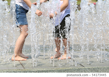 公園噴泉和兒童的水上游樂 公園噴泉和兒童的水上游樂 54173445