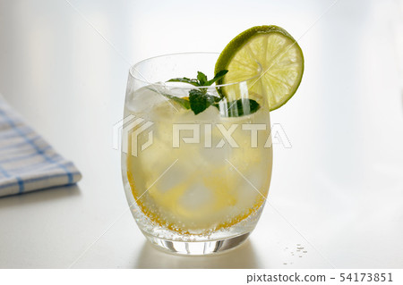 Mineral water with lemon in a steaming glass 54173851