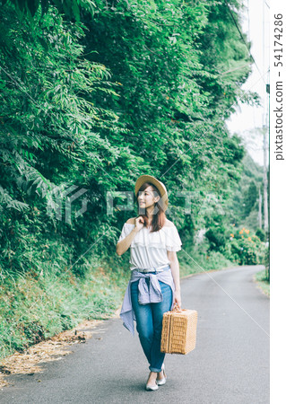 走沿鄉下公路的婦女 走沿鄉下公路的婦女 54174286