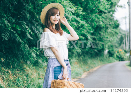 走沿鄉下公路的婦女 走沿鄉下公路的婦女 54174293