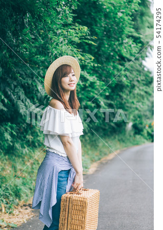 走沿鄉下公路的婦女 走沿鄉下公路的婦女 54174295