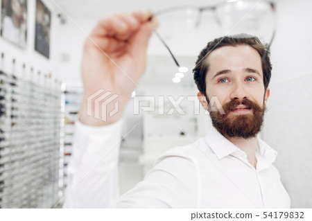 Handsome man in a optics shop 54179832