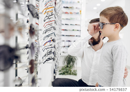Father with little son in the glasses store Father with little son in the glasses store 54179837