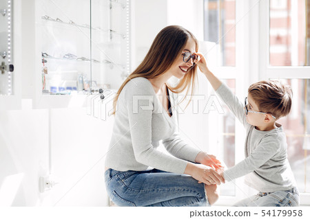 Mother with little son in the glasses store 54179958
