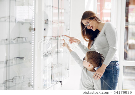Mother with little son in the glasses store 54179959
