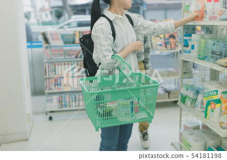Convenience Store, customer, husband and wife 54181198