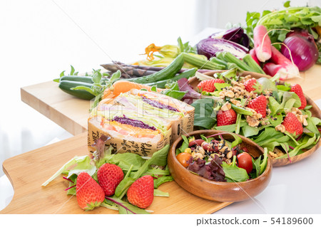 Salad and vegetable sandwich 54189600