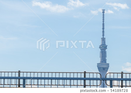 東京天空樹看法從Arakawa河床的在籬芭 東京天空樹看法從Arakawa河床的在籬芭 54189728