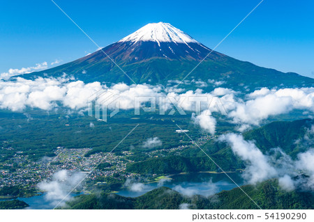 《Yamanashi Prefecture》Mt.Fuji and fresh greenery in early summer 《Yamanashi Prefecture》Mt.Fuji and fresh greenery in early summer 54190290