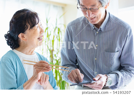 Senior couple tablet device kitchen 54193207