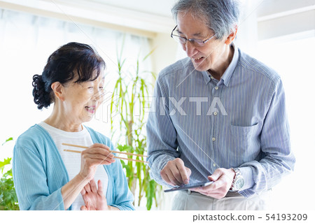 Senior couple tablet device kitchen 54193209
